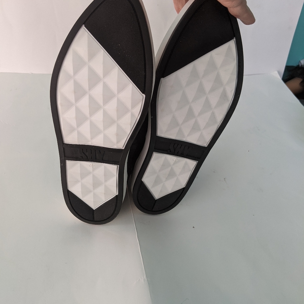 Stylish Black and White Women's High-Top Sneakers - Picture 3 of 6